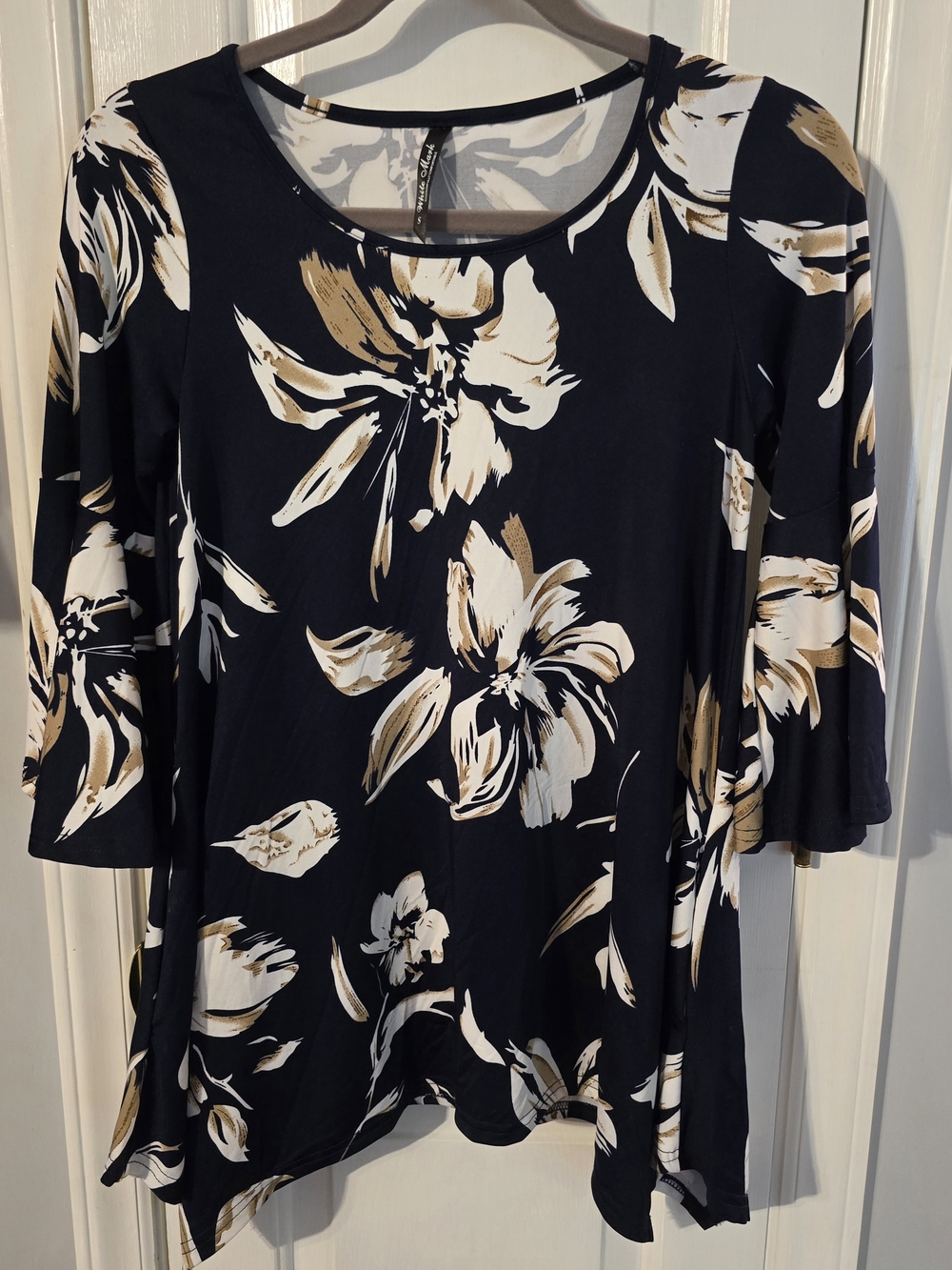 White Mark Navy Top with Cream and Tsn Floral Print